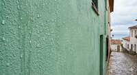Bescherm gestucte en geverfde gevels in Zuid‑Europa effectief tegen vochtdoorslag